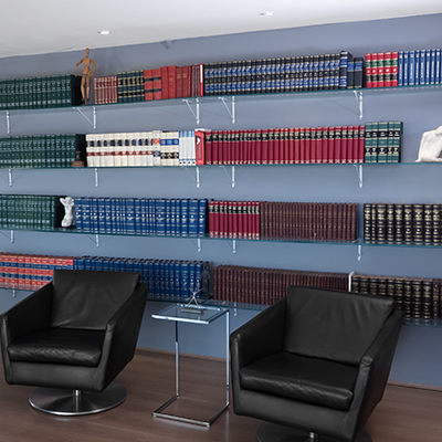 Cenário com biblioteca