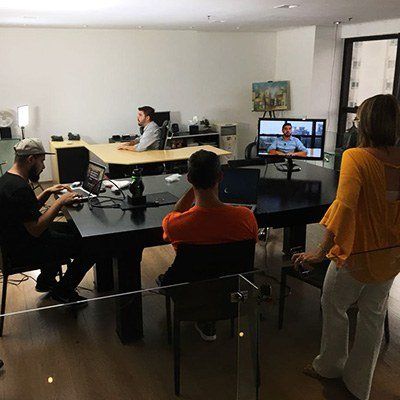 Gravação no cenário escritório